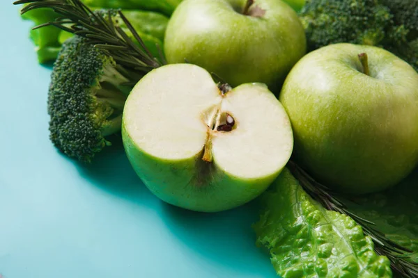 Düz yeşil sebze parlak zemin üzerinde yatıyordu