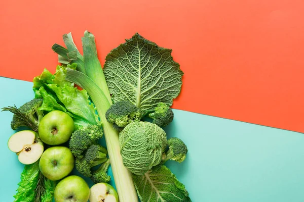 Плоская укладка зеленых овощей на ярком фоне — стоковое фото