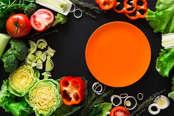 Çerçeve kopya alanı ahşap zemin üzerine taze sebze