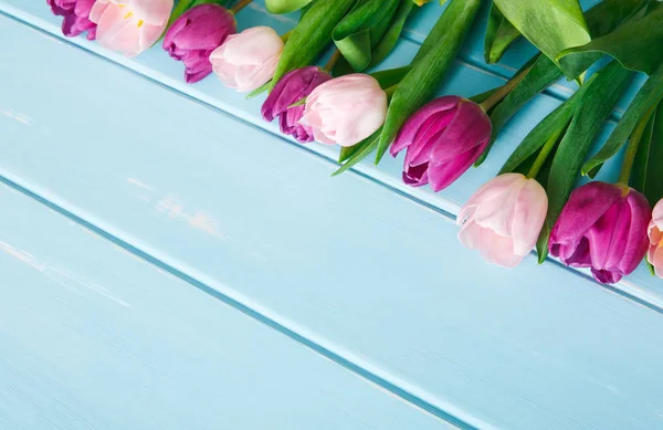 Tulipas cor-de-rosa em fundo de madeira azul, espaço de cópia — Fotografia de Stock