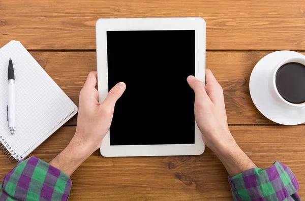 Hombre usando la tableta en la cafetería, primer plano — Foto de Stock