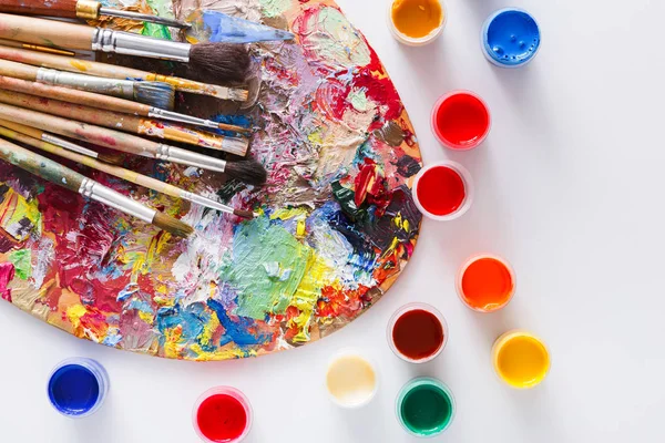 Tavolozza d'arte con pennellate colorate, isolate — Foto Stock