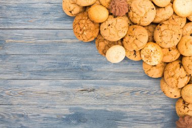 Kurabiye ve bisküvi, mavi ahşap kopya alanı ile