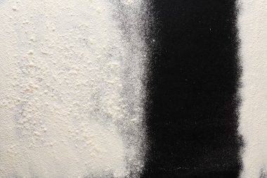 Siyah arka plan üzerine kavram pişirme, kopya alanı ile un serpilir