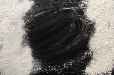 Siyah arka plan üzerine kavram pişirme, kopya alanı ile un serpilir