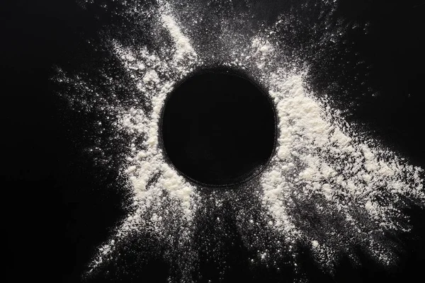 Concetto di cottura su sfondo nero, cerchio di farina spruzzato con spazio di copia — Foto Stock