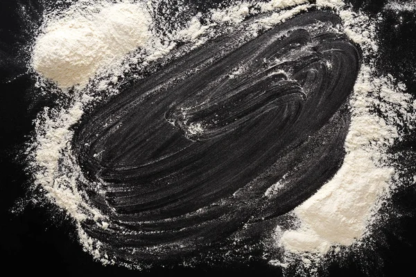 Concepto de cocción sobre fondo negro, harina espolvoreada con espacio para copiar —  Fotos de Stock
