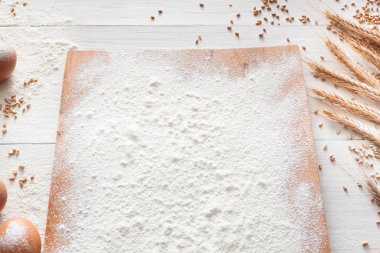 Beyaz ahşap zemin üzerinde kavramı pişirme, kopya alanı ile un serpilir
