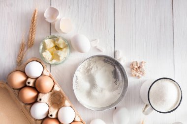 Malzemeler beyaz rustik ahşap zemin üzerinde pişirme, kopyalama alanı