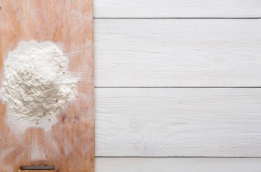 Beyaz ahşap zemin üzerinde kavramı pişirme, kopya alanı ile un serpilir