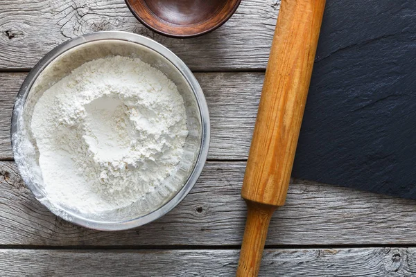 Conceito de cozedura. Farinha e rolo de madeira — Fotografia de Stock