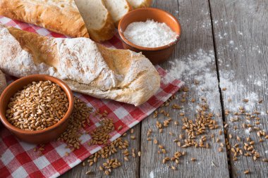 Kırsal ahşap üzerinde kopyalama alanı olan ekmek arkaplanı