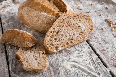 Fırın kavramı. Dilimlenmiş çavdar ekmeği arka plan bol