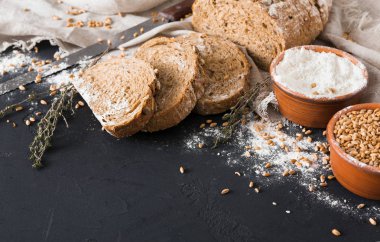 Fırın kavramı. Dilimlenmiş ekmek arka plan bol