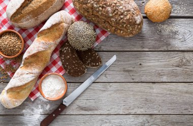 Kırsal ahşap üzerinde kopyalama alanı olan ekmek arkaplanı