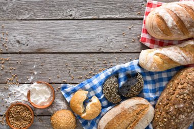 Kırsal ahşap üzerinde kopyalama alanı olan ekmek arkaplanı