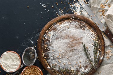 Ekmek fırın arka plan. Kahverengi ve beyaz buğday tahıl somun comp