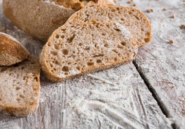 Fırın kavramı. Dilimlenmiş çavdar ekmeği arka plan bol