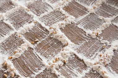 Kavram ahşap arka plan üzerinde pişirme, kopya alanı ile un serpilir