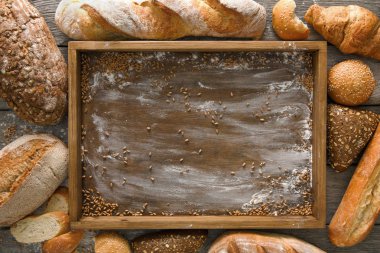 Ekmek fırın arka plan. Kahverengi ve beyaz buğday tahıl somun comp