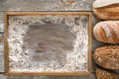 Ekmek fırın arka plan. Kahverengi ve beyaz buğday tahıl somun comp