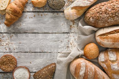 Ekmek fırın arka plan. Kahverengi ve beyaz buğday tahıl somun kompozisyon rustik ahşap üzerine