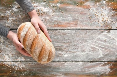 Fırın kavramı arka plan. Ekmek somun ellerini tutun