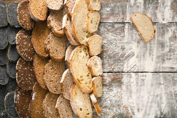Концепція хлібобулочних виробів. Багато нарізаного хлібного фону — стокове фото