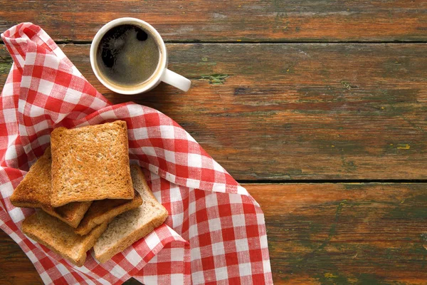 Frühstückshintergrund, Toast und Kaffee auf rustikalem Holz, Draufsicht — Stockfoto