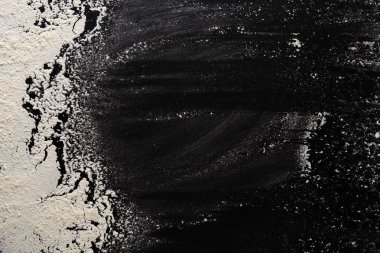 Siyah arka plan üzerine kavram pişirme, kopya alanı ile un serpilir