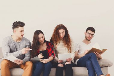 Genç öğrenciler evde sınavına hazırlık