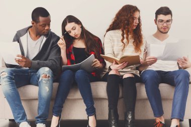 Çeşitli genç öğrenciler evde sınavına hazırlık