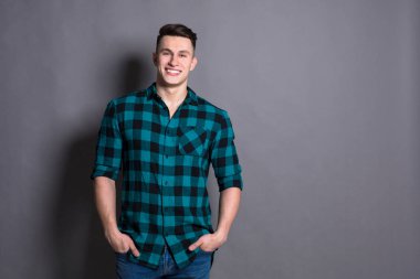 Stüdyo portre, çocuk stil genç yakışıklı adam