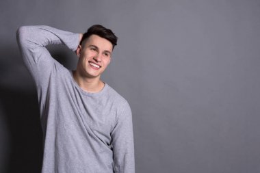 Stüdyo portre, çocuk stil genç yakışıklı adam