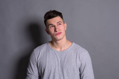 Yüz ifadesi, şüpheli adam örnek alıyor