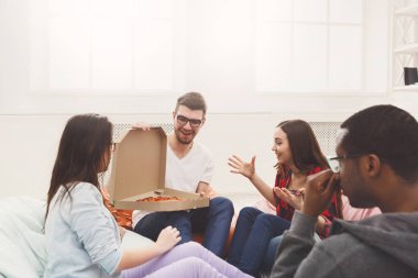 Evde pizza paylaşımı öğrenci parti