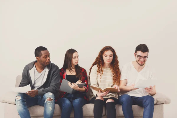 Diversos jóvenes estudiantes que se preparan para el examen en casa —  Fotos de Stock