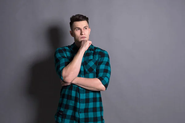 Retrato de hombre joven pensativo en el fondo del estudio . — Foto de Stock