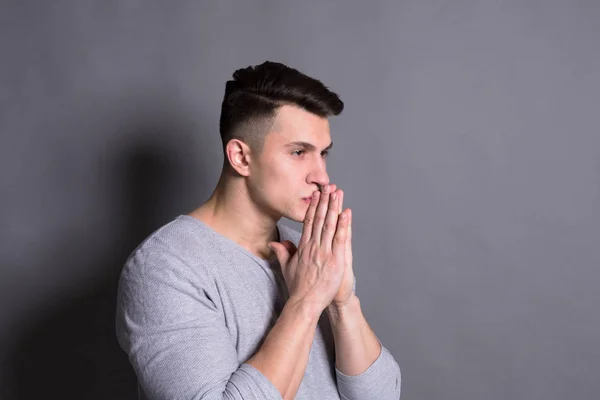 Yüz ifadesi ve duygu, umutlu adam dua — Stok fotoğraf