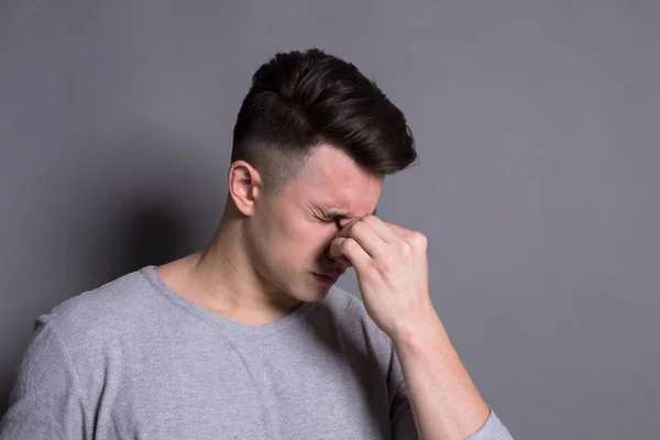 Geconcentreerd peinzende man met vingers op tempel — Stockfoto