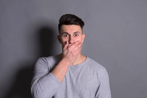 Klatschender, überraschter Mann, der Mund mit der Hand bedeckt — Stockfoto