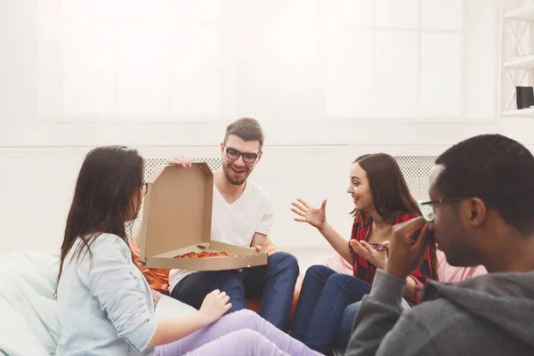 Étudiants partageant une pizza à la maison — Photo