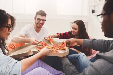 Evde pizza paylaşımı öğrenci parti