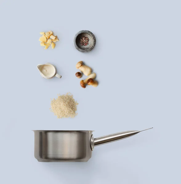Matlagning ingredienser, italiensk risotto med svamp isolerade på blå — Stockfoto