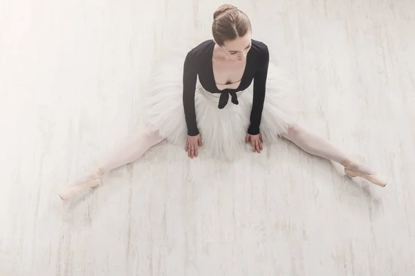 Bailarina de ballet clásica en cosecha dividida, vista superior —  Fotos de Stock