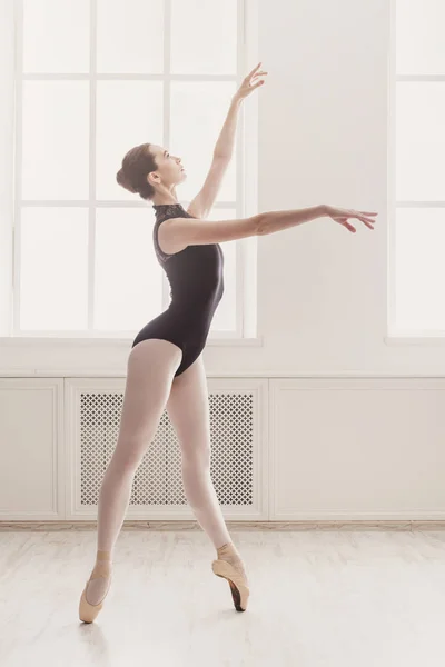 Красива балерина стоїть в позі балету — стокове фото