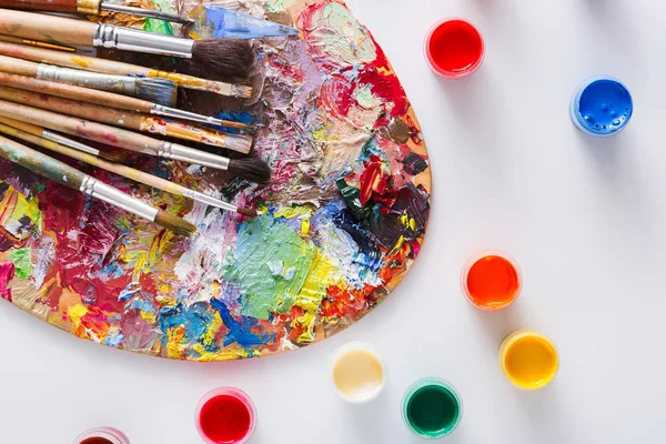 Kunstpalette mit bunten Farbstrichen, isoliert — Stockfoto