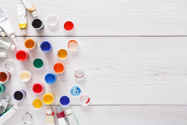 Artista sul posto di lavoro, set di vernici a colori su scrivania in legno — Foto Stock