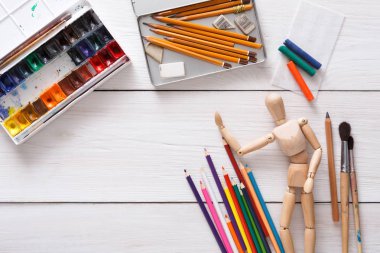 Boya ve ahşap ressam adam fırçalarla, nesne