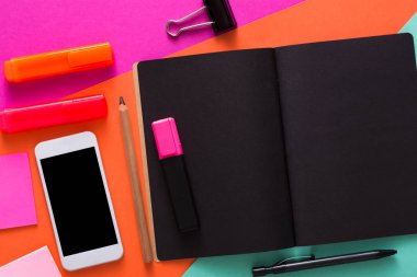 Yaratıcı minimal tasarım - düz workspace ile yatıyordu